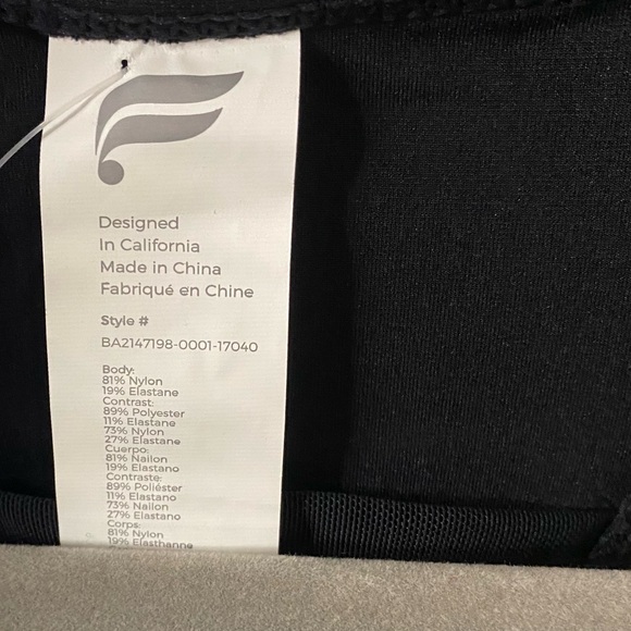 NWT Fabletics Size Medium Women’s On-The-Go Medium-Impact Sports Bra Black - Picture 6 of 7